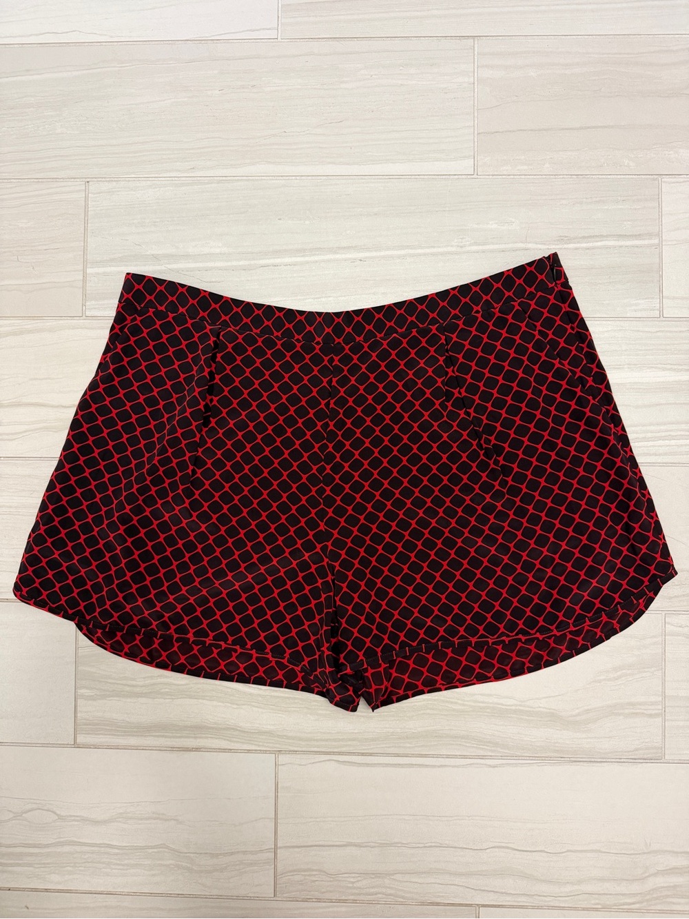 Club Monaco 100% Silk Geometric Diamond Dress Shorts Red Black 12